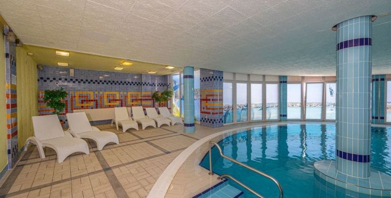 Hotel Marina  Zimski obiteljski odmor uz more Selce Hrvatska  352 EUR  2x nocenje u Superior obiteljskoj sobi za 2 osobe 1 dijete do 17 99 godina i 2 dijete do 11 99 godina besplatno  Polupansion