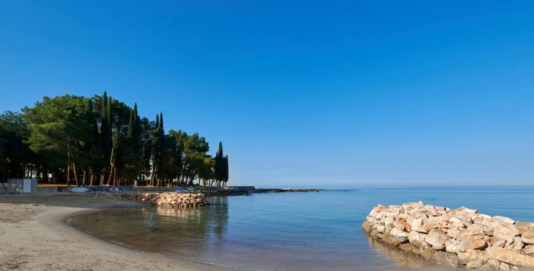 Hotel Garden Istra Plava Laguna  First minute obiteljsko ljeto u Istri Umag Istra Hrvatska  1 190 EUR  5x nocenje u Classic sobi s balkonom pogled park za 2 osobe 1 dijete do 11 99 godina i 1 dijete do 2 99 godina besplatno  Polupansion