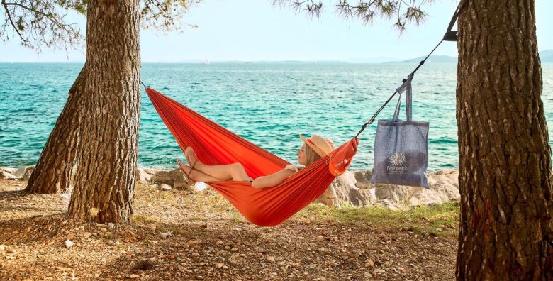 Pine Beach Pakostane  First minute All inclusive light u prirodi uz sport  Dvokrevetni Standard bungalov Pakostane Dalmacija Hrvatska  212 EUR  2x nocenje u dvokrevetnom Standard bungalovu bez struje za 2 osobe All inclusive light