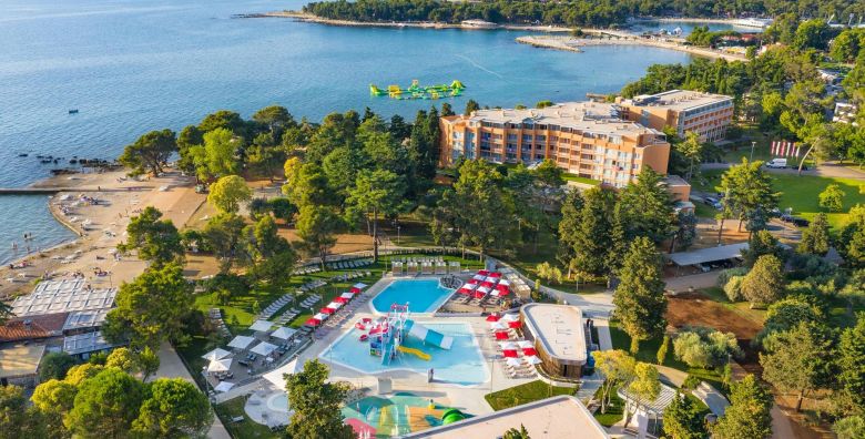 Hotel Umag Plava Laguna  First minute u hotelu uz obalu Umag Istra Hrvatska  288 EUR  3x nocenje u dvokrevetnoj Classic sobi s balkonom pogled park za 2 osobe dijete do 4 99 godina besplatno  Polupansion