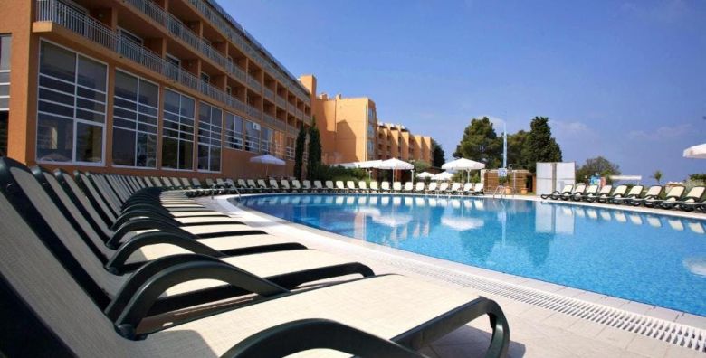 Hotel Umag Plava Laguna  First minute ljeto uz obalu Umag Istra Hrvatska  1 030 EUR  5x nocenje u dvokrevetnoj Classic sobi s balkonom pogled park za 2 osobe dijete do 4 99 godina besplatno  Polupansion