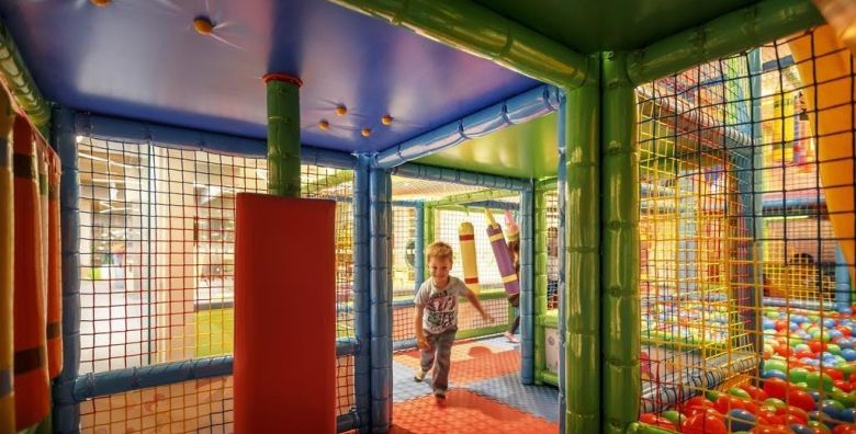 Valamar Padova Hotel  Obiteljsko opustanje na Rabu  Rab Hrvatska  553 EUR  2x nocenje u Room for 4 2  za 4 osobe 2 djece do 11 99 godina besplatno  Polupansion