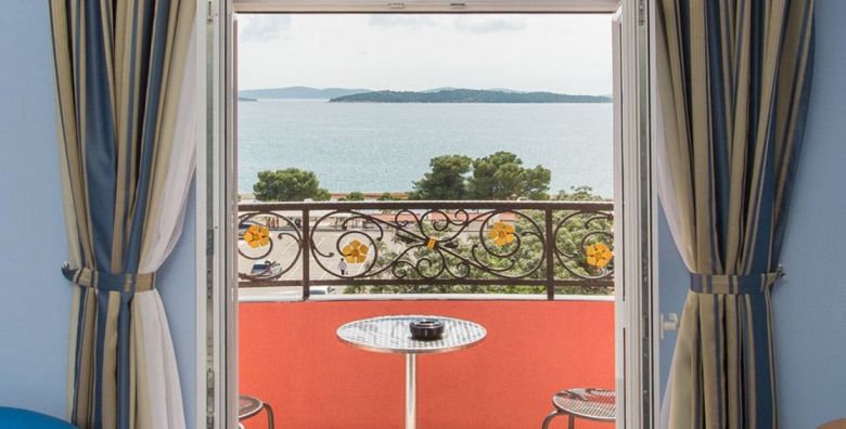 Hotel Miramare Vodice  Obiteljski Uskrs u Dalmaciji Vodice Dalmacija Hrvatska  189 EUR  2x nocenje u dvokrevetnoj sobi s balkonom pogled park za 2 osobe 1 dijete do 11 99 godina i 1 dijete do 3 99 godina besplatno  Polupansion