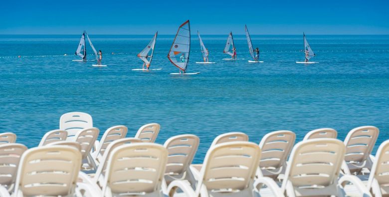 Apartmani Polynesia Plava Laguna  First minute svibanj u Istri Umag Istra Hrvatska  117 EUR  3x nocenje u Studio Economy apartmanu 2 1 strana park za 3 osobe Koristenje vanjskog bazena za odrasle i bazena za djecu