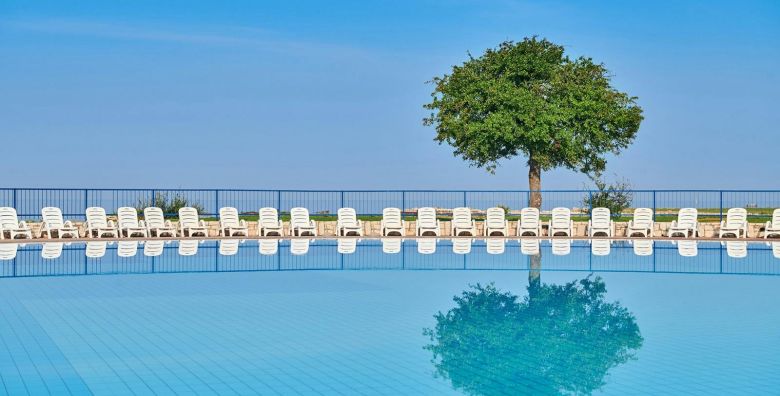 Apartmani Polynesia Plava Laguna  First minute odmor u Istri Umag Istra Hrvatska  260 EUR  5x nocenje u Studio Economy apartmanu 2 1 strana park za 3 osobe Koristenje vanjskog bazena za odrasle i bazena za djecu