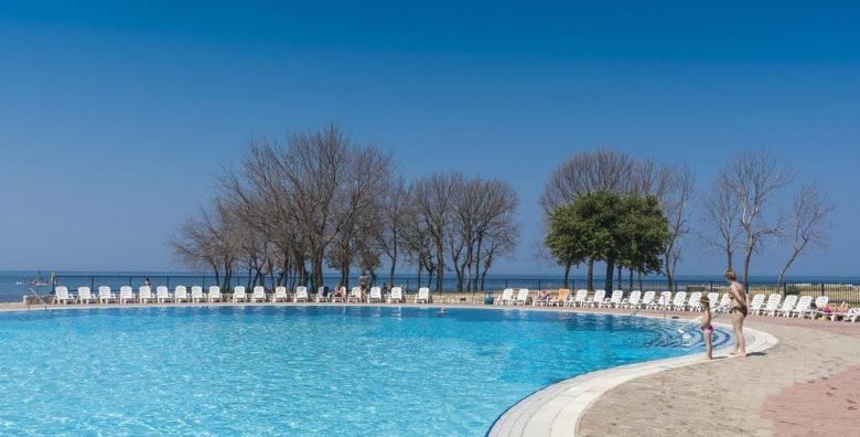 Apartmani Polynesia Plava Laguna  First minute odmor u Istri Umag Istra Hrvatska  380 EUR  5x nocenje u Studio Economy apartmanu 2 1 strana park za 3 osobe Koristenje vanjskog bazena za odrasle i bazena za djecu