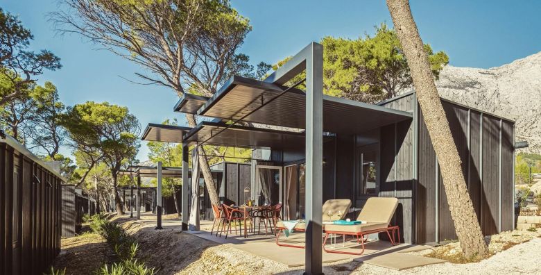 Pinadria Adriatic coast  First minute proljece i 1 svibanj u kampu s 5 zvjezdica Baska Voda Makarska rivijera Hrvatska  159 EUR  2x nocenje u mobilnoj kucici Comfort Holiday Home za 4 osobe 1 dijete do 11 99 godina besplatno  Posteljina i rucnici