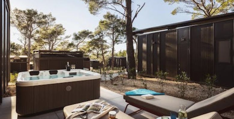 Pinadria Camping Resort  First minute proljece i 1 svibanj Premium kucica s privatnim jacuzzijem Baska Voda Makarska rivijera Hrvatska  205 €