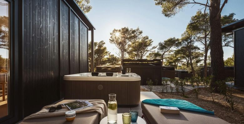 Pinadria Adriatic coast  First minute proljece i 1 svibanj Glamping s privatnim jacuzzijem Baska Voda Makarska rivijera Hrvatska  171 EUR  2x nocenje u Glamping Escape s privatnim jacuzzijem za 2 osobe 1 dijete do 11 99 godina besplatno  Posteljina i rucnici