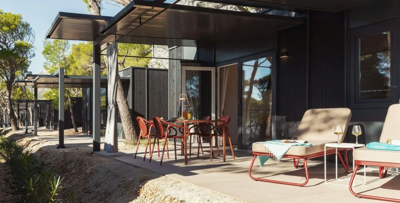 Pinadria Adriatic coast  First minute proljece i 1 svibanj u kampu s 5 zvjezdica Baska Voda Makarska rivijera Hrvatska  235 EUR  3x nocenje u mobilnoj kucici Comfort Holiday Home za 4 osobe 1 dijete do 11 99 godina besplatno  Posteljina i rucnici