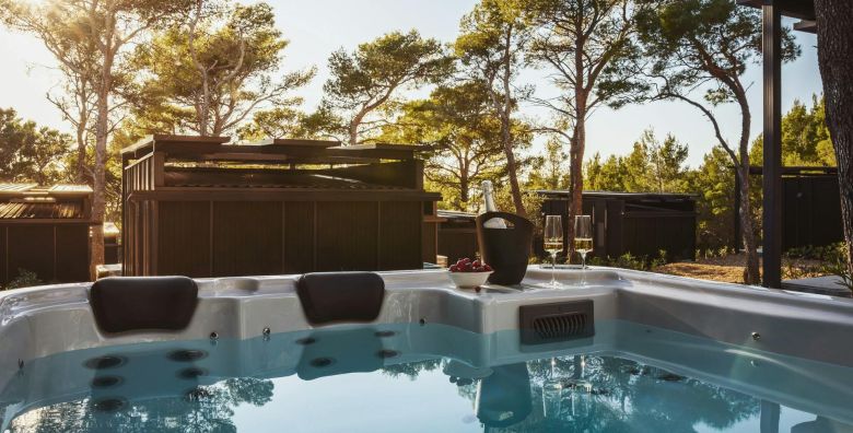 Pinadria Adriatic coast  First minute proljece i 1 svibanj Premium kucica s privatnim jacuzzijem Baska Voda Makarska rivijera Hrvatska  305 EUR  3x nocenje u mobilnoj kucici Premium Escape s privatnim jacuzzijem za 4 osobe 1 dijete do 11 99 godina besplatno  Posteljina i rucnici