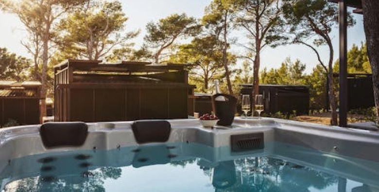 Pinadria Camping Resort  First minute proljece i 1 svibanj Premium kucica s privatnim jacuzzijem Baska Voda Makarska rivijera Hrvatska  305 €