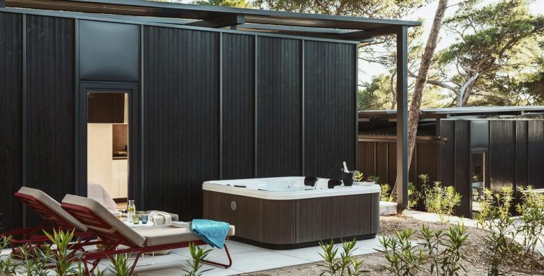 Pinadria Adriatic coast  First minute proljece i 1 svibanj Glamping s privatnim jacuzzijem Baska Voda Makarska rivijera Hrvatska  255 EUR  3x nocenje u Glamping Escape s privatnim jacuzzijem za 2 osobe 1 dijete do 11 99 godina besplatno  Posteljina i rucnici