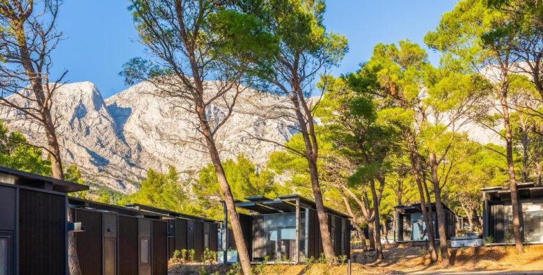Pinadria Adriatic coast  First minute ljeto u kampu s 5 zvjezdica Baska Voda Makarska rivijera Hrvatska  1 765 EUR  7x nocenje u mobilnoj kucici Comfort Holiday Home za 4 osobe 1 dijete do 11 99 godina besplatno  Posteljina i rucnici