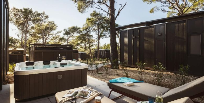 Pinadria Adriatic coast  First minute ljeto Premium kucica s privatnim jacuzzijem Baska Voda Makarska rivijera Hrvatska  2 289 EUR  7x nocenje u mobilnoj kucici Premium Escape s privatnim jacuzzijem za 4 osobe 1 dijete do 11 99 godina besplatno  Posteljina i rucnici