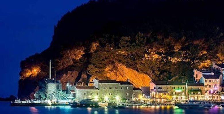 Hotel Rivijera  Pocetak i kraj ljeta u Petrovcu Petrovac Crna Gora  372 €