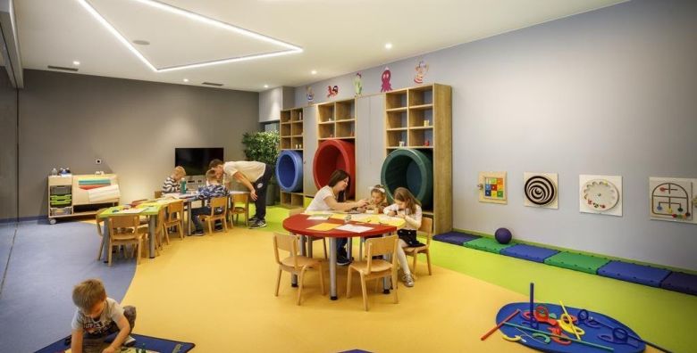 Valamar Padova Hotel  Obiteljsko opustanje na rapskoj obali Rab Hrvatska  519 EUR  2x nocenje u Room for 4 2  za 4 osobe 2 djece do 13 99 godina besplatno  Polupansion