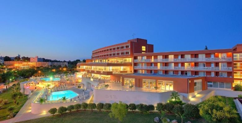 Hotel Albatros Plava Laguna  Obiteljski proljetni odmor u Porecu Porec Istra Hrvatska  219 EUR  2x nocenje u dvokrevetnoj Economy sobi s dodatnim lezajem za 2 osobe 1 dijete do 11 99 godina i 2 dijete do 4 99 godina besplatno  Polupansion