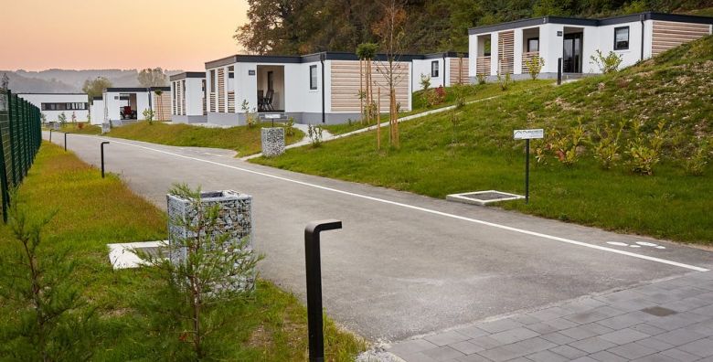 Kamp Terme Jezercica  Zimski odmor u mobilnim kucicama s polupansionom tijekom tjedna Donja Stubica Hrvatska  239 EUR  2x nocenje u mobilnoj kucici Exclusive 4 2 za 2 osobe 2 djece do 4 99 godina besplatno  Polupansion buffet dorucak i vecera s ukljucenim bezalkoholnim picem iz sankomata uz obroke 