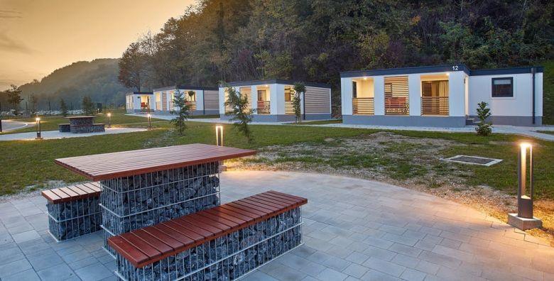 Kamp Terme Jezercica  Zimski odmor u mobilnim kucicama s polupansionom tijekom vikenda Donja Stubica Hrvatska  289 EUR  2x nocenje u mobilnoj kucici Exclusive 4 2 za 2 osobe 2 djece do 4 99 godina besplatno  Polupansion buffet dorucak i vecera s ukljucenim bezalkoholnim picem iz sankomata uz obroke 