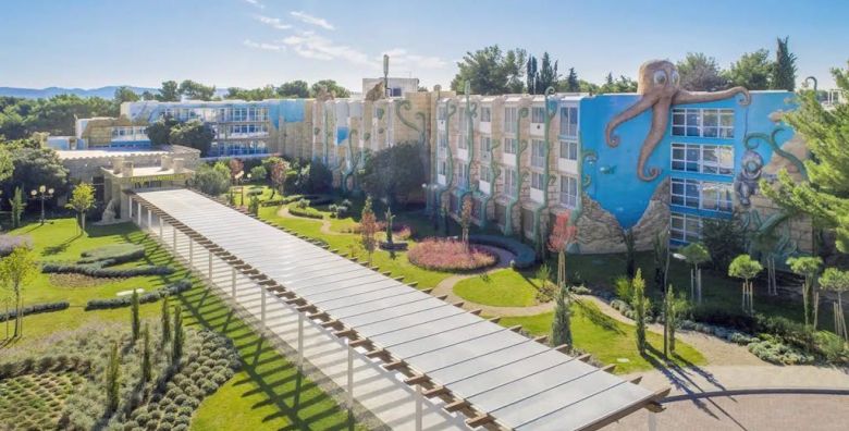 Amadria Park Kids Hotel Andrija  Bogat uskrsni paket s ukljucenim ulazom u Aquapark Sibenik Dalmacija Hrvatska  519 EUR  2x nocenje u obiteljskoj sobi pogled dvoriste park s francuskim balkonom za 2 osobe 2 djece do 11 99 godina besplatno  Polupansion
