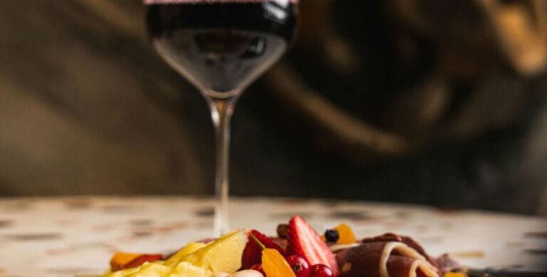 Hotel Zora  Gastro vikend u Dalmaciji Primosten Dalmacija Hrvatska  240 EUR  2x nocenje u dvokrevetnoj Comfort sobi na morskoj strani za 2 osobe 1 dijete do 11 99 godina besplatno  Polupansion uz sezonska jela od sparoga i pice sa sankomata tijekom vecere