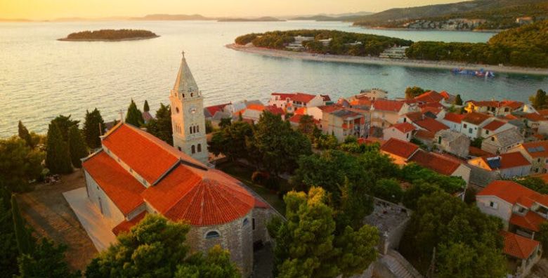 Hotel Zora  Aktivan svibanj u Dalmaciji uz obilazak sibenskim tvrdjavama Primosten Dalmacija Hrvatska  280 EUR  2x nocenje u dvokrevetnoj Comfort sobi na morskoj strani za 2 osobe 1 dijete do 11 99 godina besplatno  Polupansion i pice sa sankomata tijekom vecere