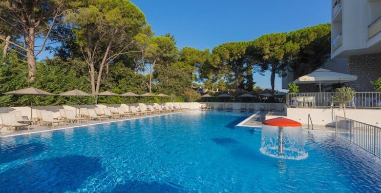 Family Hotel Adria  First minute all inclusive ljeto u Dalmaciji Biograd na Moru Dalmacija Hrvatska  1 304 EUR  4x nocenje u dvokrevetnoj Comfort sobi s balkonom i pomocnim lezajem za 2 osobe 1 dijete do 11 99 godina i dijete do 2 99 godina besplatno  All inclusive