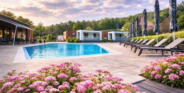 Camping Plitvice  Proljetni bijeg uz dorucak i ulaznice u NP Plitvice Smoljanac Plitvicka jezera Hrvatska  139 EUR  1x nocenje u Premium mobilnim kucicama za 2 osobe Dorucak od svjezih lokalnih namirnica