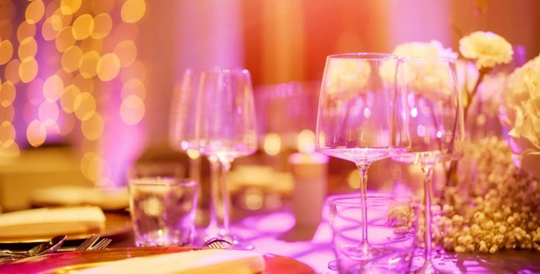 Hotel Zonar Zagreb  Dan zena v Zagrebu Zagreb Hrvatska  168 EUR  1x nocenje u Monochrome dvokrevetnoj sobi za 2 osobe Polupansion dorucak i vecera u tri slijeda uz pjenusac dobrodoslice u Skin2Skin baru 