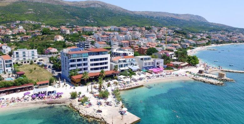 Hotel San Antonio  Odmor u Dalmaciji udvoje Podstrana Dalmacija Hrvatska  85 EUR  1x nocenje u dvokrevetnoj Deluxe sobi s balkonom i pogledom na more za 2 osobe Dorucak