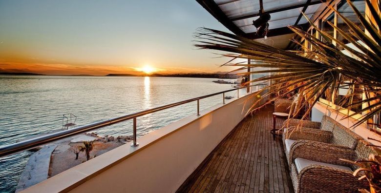 Hotel San Antonio  Odmor u Dalmaciji udvoje Podstrana Dalmacija Hrvatska  176 EUR  2x nocenje u dvokrevetnoj Deluxe sobi s balkonom i pogledom na more za 2 osobe Dorucak