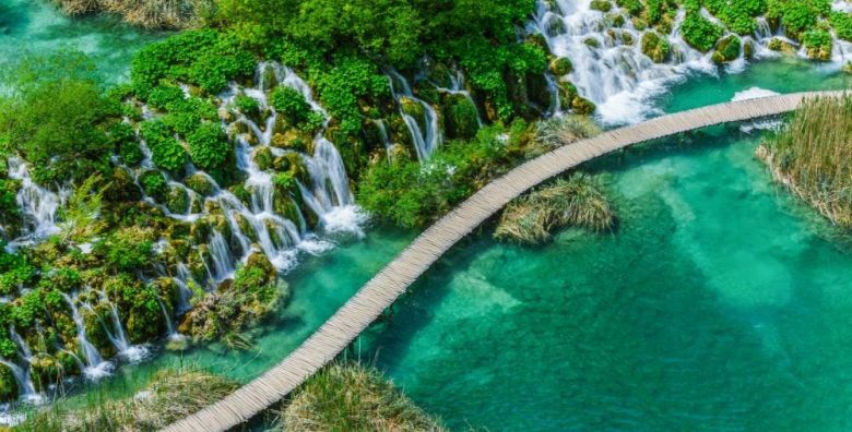 Camping Plitvice  Obiteljski proljetni bijeg uz dorucak i ulaznice u NP Plitvice Smoljanac Plitvicka jezera Hrvatska  318 EUR  2x nocenje u Premium mobilnim kucicama za 4 osobe Dorucak od svjezih lokalnih namirnica