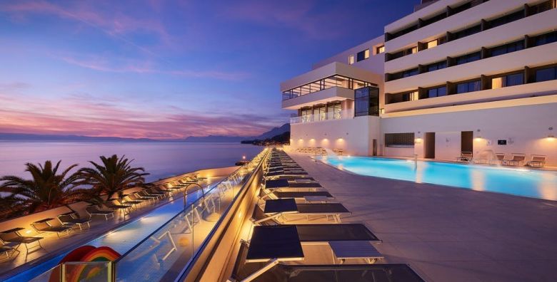 Medora Auri Family Beach Resort  Vrhunski odmor s grijanim vanjskim bazenom  Comfort rezidencija Podgora Makarska rivijera Dalmacija Hrvatska  179 EUR  2x nocenje u Comfort dvokrevetnoj sobi hotelske rezidencije za 2 osobe 1 dijete do 8 99 godina besplatno  Polupansion