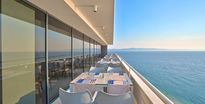 Medora Auri Family Beach Resort  Obiteljski odmor s grijanim vanjskim bazenom Podgora Makarska rivijera Dalmacija Hrvatska  259 EUR  2x nocenje u Superior obiteljskoj sobi hotelske rezidencije djelomican pogled more za 2 osobe 2 djece do 17 99 godina besplatno  Polupansion