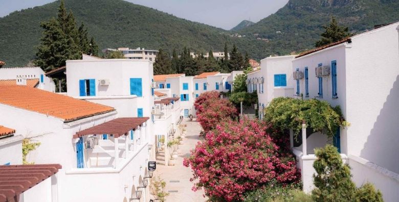 Hotel Slovenska plaza  Pocetak i kraj ljeta u Budvi Budva Crna Gora  349 EUR  2x nocenje u Standard dvokrevetnoj sobi s dodatnim lezajem i balkonom za 3 osobe Polupansion buffet dorucak i vecera 