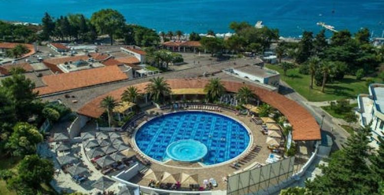 Hotel Slovenska plaza  Jesen u Budvi Budva Crna Gora  504 €