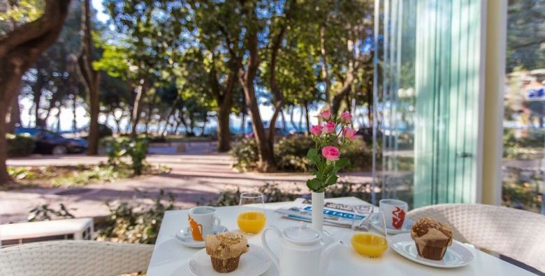 Hotel Crikvenica  Proljetni odmor udvoje u Crikvenici Crikvenica Hrvatska  279 EUR  2x nocenje u dvokrevetnoj Superior sobi s balkonom za 2 osobe Bogati buffet dorucak