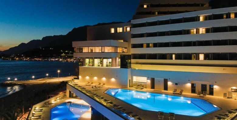 Medora Auri Family Beach Resort  Wellness odmor u Dalmaciji s pogledom na more Podgora Makarska rivijera Dalmacija Hrvatska  228 EUR  2x nocenje u Comfort dvokrevetnoj sobi u glavnoj zgradi 2 osobe 1 dijete do 15 99 godina besplatno  Polupansion