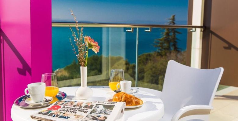 Hotel Crikvenica  Proljetni vikend odmor za 1 svibanj u Crikvenici Crikvenica Hrvatska  329 EUR  2x nocenje u dvokrevetnoj Superior sobi s balkonom za 2 osobe Polupansion buffet dorucak i buffet vecera 