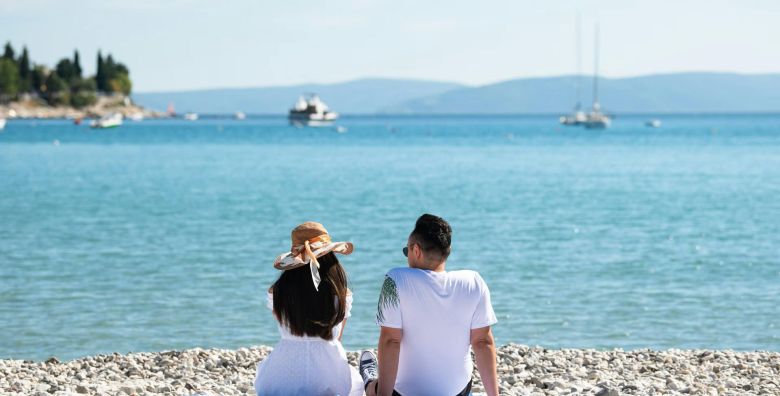 Maslinica Resort  Hotel Narcis  Proljetni romanticni ili obiteljski wellness odmor Rabac Istra Hrvatska  208 EUR  2x nocenje u obiteljskoj sobi s balkonom morska strana za 2 osobe 2 djece do 9 99 godina besplatno  Polupansion