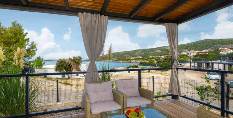 Kamp Adriatic Primosten  Obiteljski odmor u Dalmaciji Primosten Dalmacija Hrvatska  240 EUR  2x nocenje u mobilnoj kucici s 2 spavace sobe i terasom pogled more za do 6 osoba maksimalno 4 odrasle osobe i 2 djece do 11 99 godina  Posteljina i rucnici