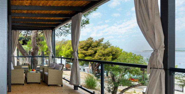 Kamp Adriatic Primosten  Obiteljski odmor u Dalmaciji Primosten Dalmacija Hrvatska  200 EUR  2x nocenje u mobilnoj kucici s 2 spavace sobe i terasom pogled kamp za do 6 osoba maksimalno 4 odrasle osobe i 2 djece do 11 99 godina  Posteljina i rucnici