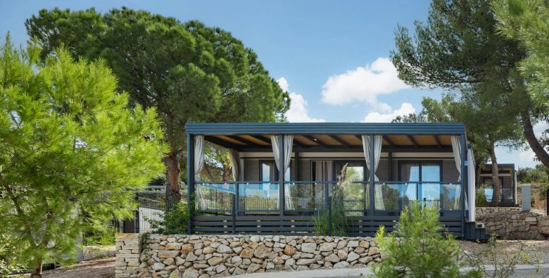 Kamp Adriatic Primosten  Obiteljski odmor u Dalmaciji Primosten Dalmacija Hrvatska  340 EUR  2x nocenje u mobilnoj kucici s 2 spavace sobe i terasom pogled more za do 6 osoba maksimalno 4 odrasle osobe i 2 djece do 11 99 godina  Posteljina i rucnici