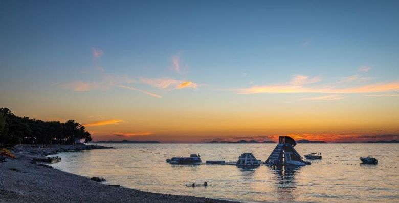 Kamp Adriatic Primosten  Obiteljski odmor u Dalmaciji Primosten Dalmacija Hrvatska  304 EUR  2x nocenje u mobilnoj kucici s 2 spavace sobe i terasom pogled kamp za do 6 osoba maksimalno 4 odrasle osobe i 2 djece do 11 99 godina  Posteljina i rucnici