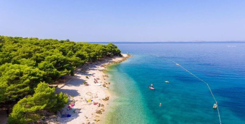 Kamp Adriatic Primosten  Obiteljski prvosvibanjski odmor u Dalmaciji Primosten Dalmacija Hrvatska  230 EUR  2x nocenje u mobilnoj kucici s 2 spavace sobe i terasom pogled kamp za do 6 osoba maksimalno 4 odrasle osobe i 2 djece do 11 99 godina  Posteljina i rucnici