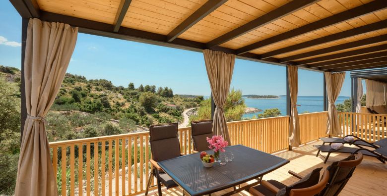 Kamp Adriatic Primosten  Obiteljski prvosvibanjski odmor u Dalmaciji Primosten Dalmacija Hrvatska  280 EUR  2x nocenje u Premium mobilnoj kucici s 2 spavace sobe i terasom pogled more za do 6 osoba maksimalno 4 odrasle osobe i 2 djece do 11 99 godina  Posteljina i rucnici