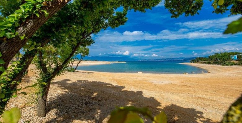 Kamp Omisalj  Obiteljski odmor u mobilnim kucicama na otoku Krk Omisalj otok Krk Hrvatska  166 €