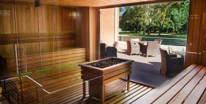 Hotel Azúr  Odmor u Superior obiteljskoj sobi  Siofok Madjarska  1 100 EUR  4x nocenje u Superior obiteljskoj sobi za 2 osobe 2 djece do 13 99 godina besplatno  Polupansion