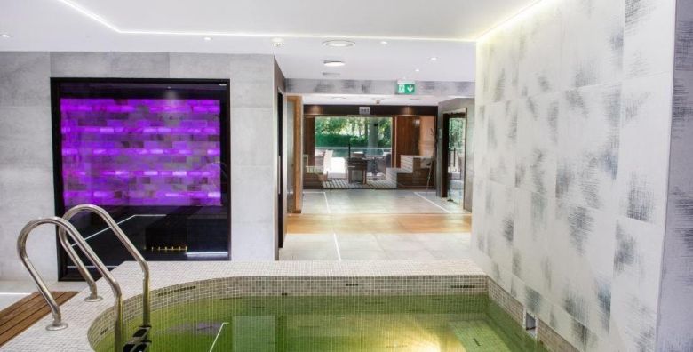 Hotel Azúr  Odmor u Superior studiu Siofok Madjarska  520 EUR  3x nocenje u Superior studiu za 2 osobe Polupansion